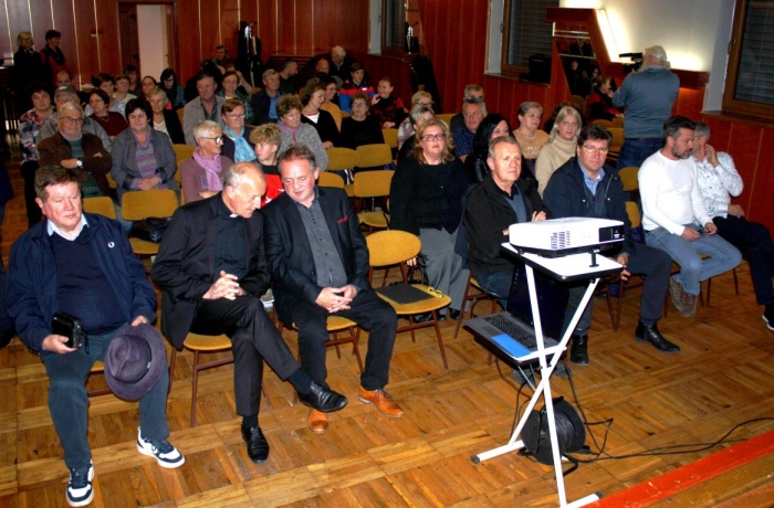 Igralec Ludvik Bagari (tretji z leve) v pogovoru s škofom Antonom Jamnikom na novembrski predstavitvi prve epizode filmske serije v Kapelah