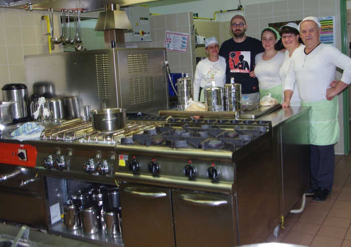 Del kuharske ekipe v OŠ Frana Metelka Škocjan, ki mora biti v sedanjih utesnjenih prostorih zelo iznajdljiv pri delu. Na desni vodja kuhinja Janez Turk.