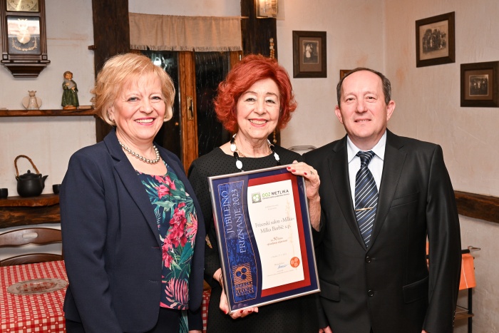 Najvišje priznanje je letos prejel frizerski salon Metličanke Milke Barbič (na sredini). (Foto: Robert Kokol - foto Asja)