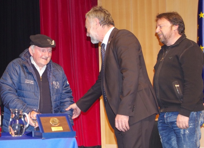 Čestitka nekdanjega župana Radka Luzarja, na desni Goriškov sin Sebastjan.