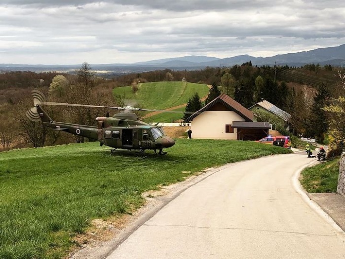 Ponesrečenega motokrosista so iz Herinje vasi odpeljali s helikopterjem. (Foto: PGD Otočec)