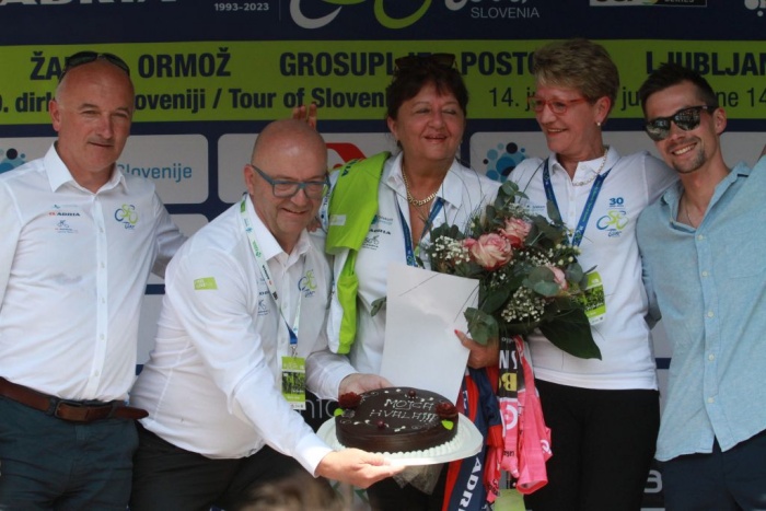 Mojca Novak se je poslovila od predsednice organizacijskega odbora dirke. Za vso delo, ki ga je opravila v preteklih letih, ji je čestital tudi slovenski kolesarski as Primož Roglič, ki je kolesarsko kariero začel v novomeškem klubu Adria Mobil. 