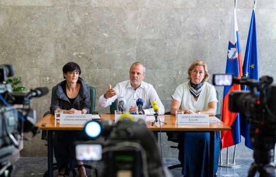 Lenka Kavčič, Uroš Brežan in Lenča Humerca Šolar na novinarski konferenci (Foto: STA)