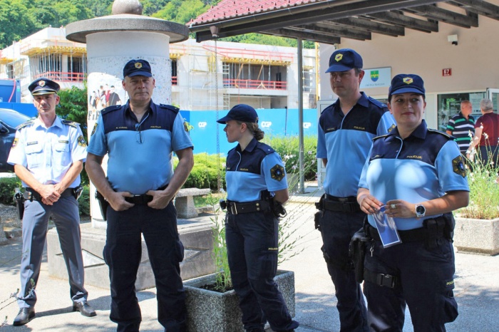 Petra Goli (desno) pričakuje, da bodo s policijsko pisarno lažje kos škocjanskim varnostnim izzivom. (Foto: L. D.)