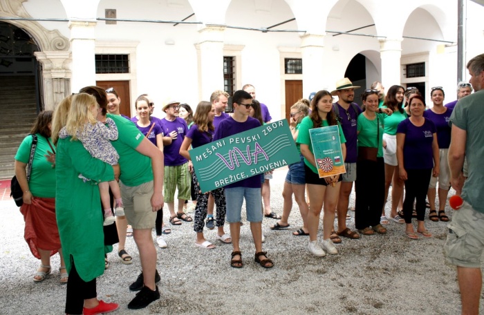 Pevke in pevce Vive so sprejeli na dvorišču brežiškega gradu (Vse foto: M. L.)