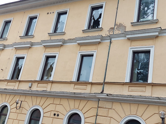 Razbita okna in fasada krške Fakultete za energetiko (Foto: J. K.)