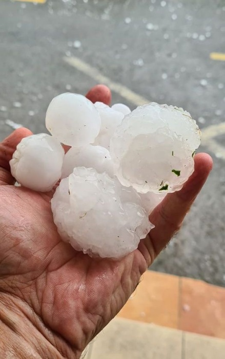 Čez severni del Dolenjske se je pomaknila močna supercelična nevihta, ki se je ob približevanju Posavju še nekoliko okrepila. Neurje je s seboj prineslo močne sunke vetra in lokalno zelo debelo točo. Takšna ledena zrna so malo pred 15. uro klestila na Mirni. (Foto: Krešimir Belšćak; Meteoinfo Slovenija)