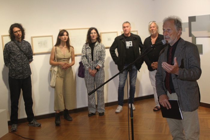 Udeležencem odprtja razstave je spregovoril častni gost 19. novomeških likovnih dnevov akademski slikar Herman Gvardjančič, letošnji Prešernov nagrajenec. (Foto: I. Vidmar)