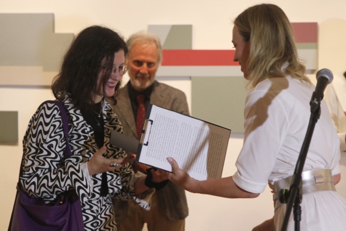 Alji Košar je nagrado 19. novomeških likovnih dnevov izročila kustosinja Dolenjskega  muzeja Jasna Kocuvan Štukelj.