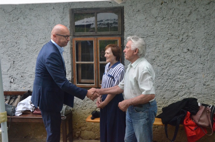 Župan MO Krško Janez Kerin čestita Lojzetu in Ljudmili Šribar. (Foto: Pavel Perc)