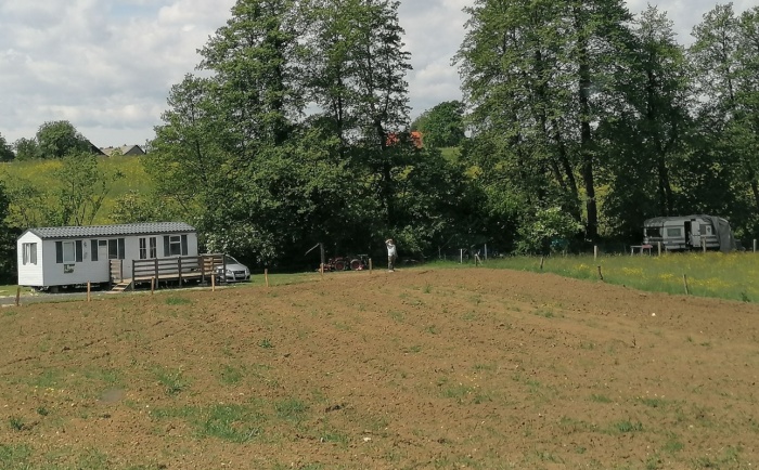 Ob potoku Kaluder so šentjernejski Romi lani na občinsko zemljo postavili mobilno hišico, nedavno pa še stanovanjsko prikolico. Naselje se očitno širi. (Foto: L. M.)