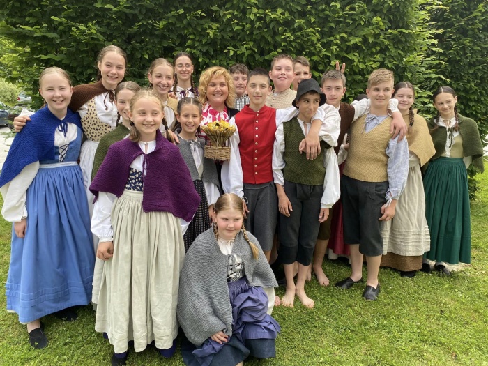 Med osem najboljših folklornih skupin v državi so se uvrstili tudi člani otroške folklorne skupine Šentlora OŠ Šentjernej. (Foto: FB)