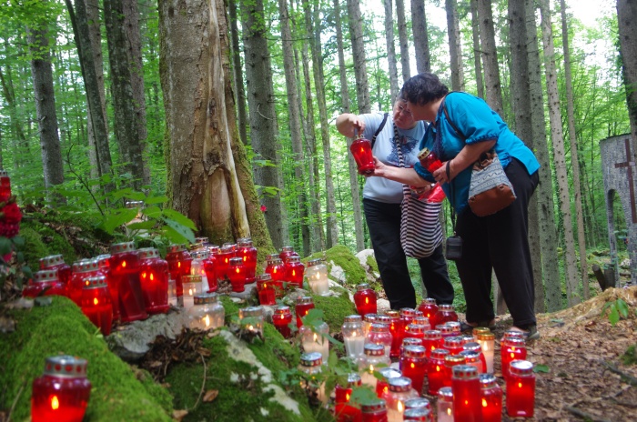 Mnogi na ta dan prižgejo svečke v spomin na svoje tragično preminule svojce. (Foto: L. M.)