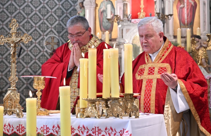 srebrno in zlato mašo dveh mirnoDolgoletni mirnopeški župnik g. Janez Rihtaršič (na levi) je praznoval 25 let duhovništva, g. Jože Razinger