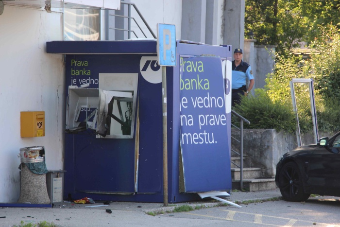 FOTO: Eksplozija uničila bankomat, poškodbe na stavbi in avtu
