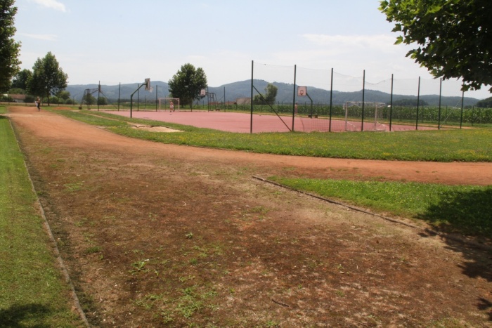 Bo športno igrišče pri Osnovni šoli dr. Pavla Lunačka Šentrupert kmalu dočakalo celovito prenovo? (Foto: R. N.)