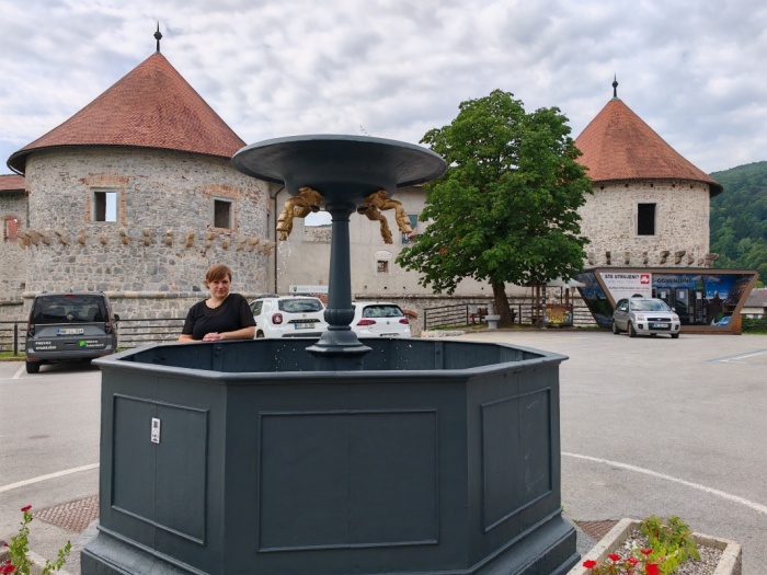 Tjaša Primc ob obnovljenem vodnjaku pred gradom Žužemberk (Foto: N. B.)