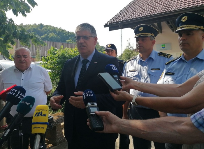 Včeraj je občino Škocjan zaradi romske problematike obiskal notranji minister Boštjan Poklukar. Na levi župan Jože Kapler.