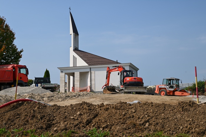 Do sredine oktobra nova parkirišča pri pokopališču