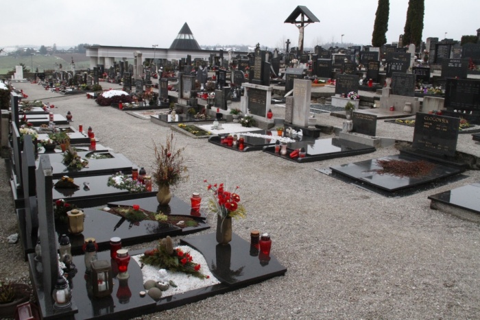 Pokopališče v Trebnjem bodo do konca leta razširili proti severu. (Foto: R. N.)Pokopališče v Trebnjem bodo do konca leta razširili proti severu. (Foto: R. N.)