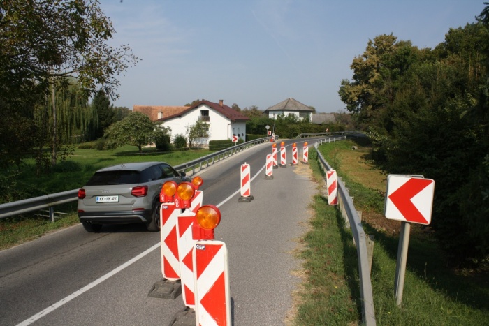 V Gornjem Lenartu bo polovica ceste zaprta še nekaj časa. (Foto: M. L.)