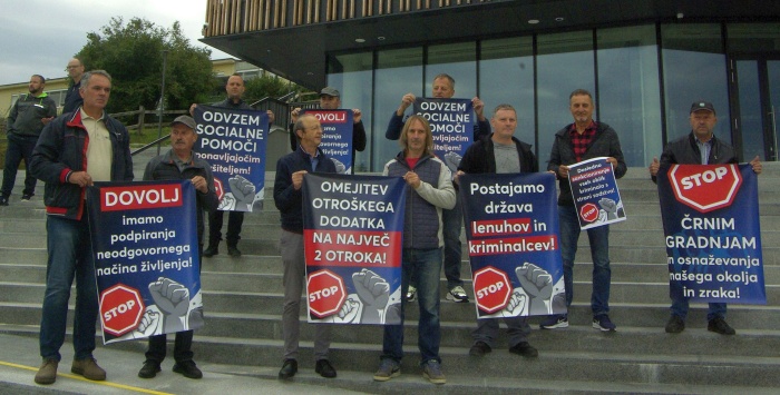 Reševalce romske problematike iz Ljubljane so v Škocjanu pričakali protestniki, okrog 150 jih je bilo. 