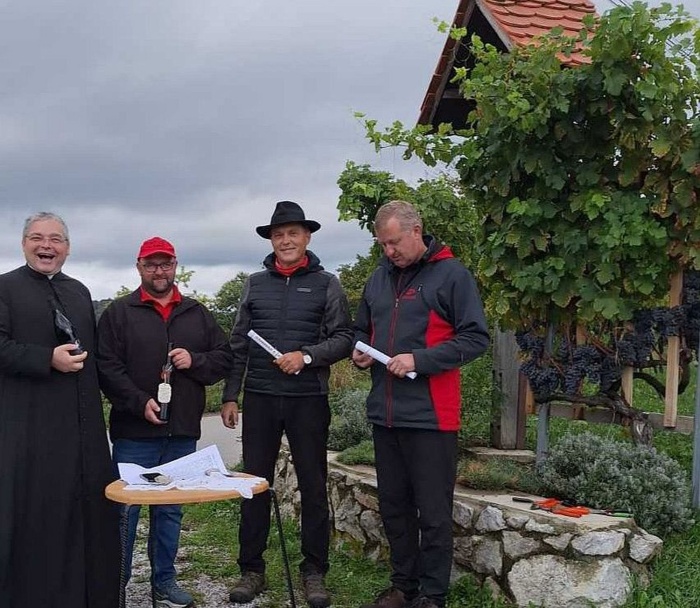 Nasmejani obrazi na trgatvi potomke trte z Lenta v šentjernejskih Vrbovcih (od leve proti desni): Janez Rihtaršič