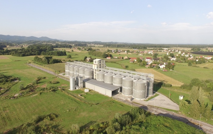 Do eksplouzije je prišlo na silosih v Poslovni coni Brezina. (Foto: arhiv; skala.si)