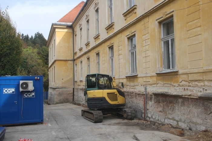 Prenova sodne stavbe se je lansko jesen začela pri temeljih. (Foto: arhiv DL; I. V,)