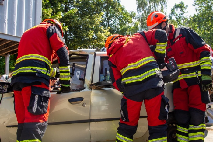 Davi že nesreča na avtocesti; gorela traktorska prikolica