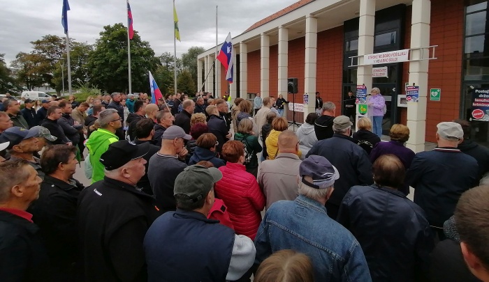 Na protestnem shodu CI Šentjernej se je zbralo okrog tristo ljudi.