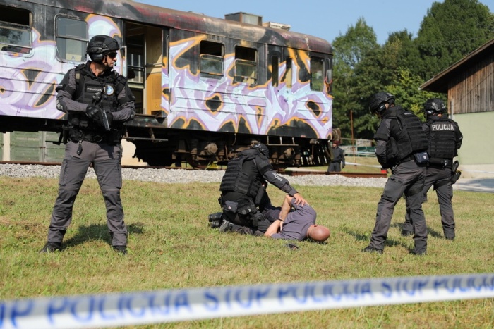 FOTO: Teroristični napad na vlak, med potniki žrtve