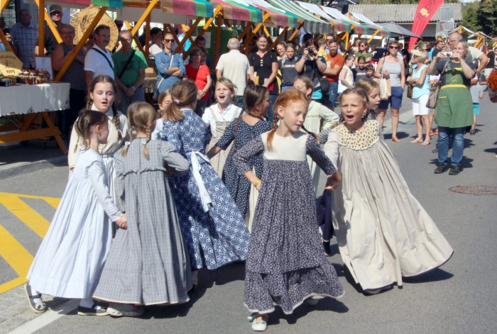 Straška jesen tokrat o otroštvu na vasi