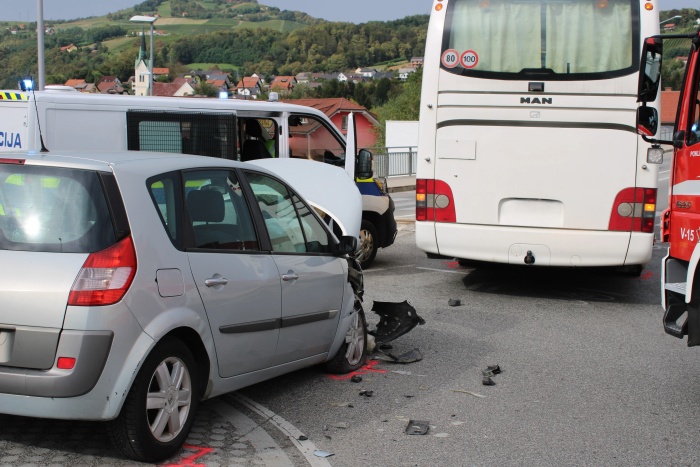 FOTO: Dva sta se utapljala, eden je utonil; trčila avto in avtobus