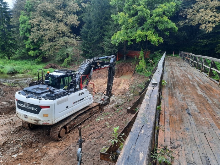 Ob mostičku pod Gradiščem kanalizacijski vod prečka Sušico. (Foto: Občina Dolenjske Toplice)