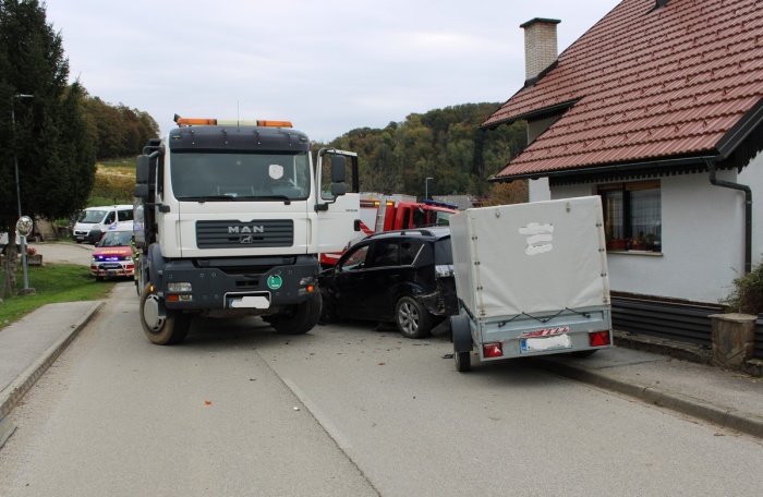 FOTO: Tovornjak čelno v avtomobil; trije migranti v prtljažniku