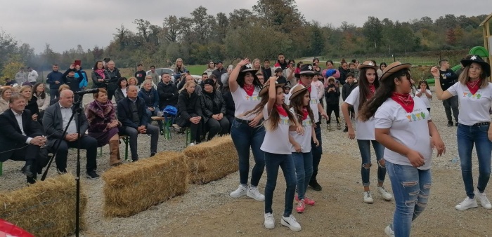 Mlade Rominje so prikazale svoje plesne sposobnosti, zbrani so uživali v programu.