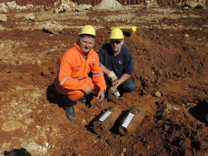 Pripadnika DEvNUS Stjepan Romarić (na levi) in Srečko Švajgerleta 2013 ob odstranitvi dveh izmed treh najdenih 50-kilogramskih nemških letalskih bomb v Češči vasi (Foto: DEvNUS)