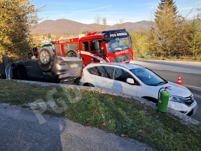 FOTO: Želela obrniti avto, a je zdrsnila čez škarpo in pristala na strehi