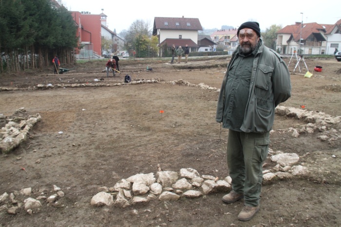 Slobodan Olić vodi nova arheološka izkopavanja v Trebnjem. Na sliki se vidijo temelji nekdanjih rimskih stavb. (Foto: R. N.)