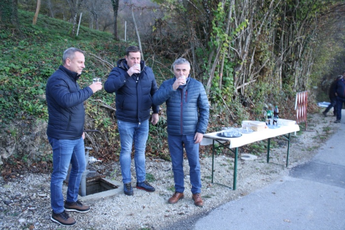 Potem ko je ob uradnem odprtju v Vrbju Matej Kuhar (v sredini) prvi natočil vodo iz novega vodovoda, sta se mu pridružila še Gregor Klemenčič (levo) in Robert Zagorc. (Foto: M. L.)