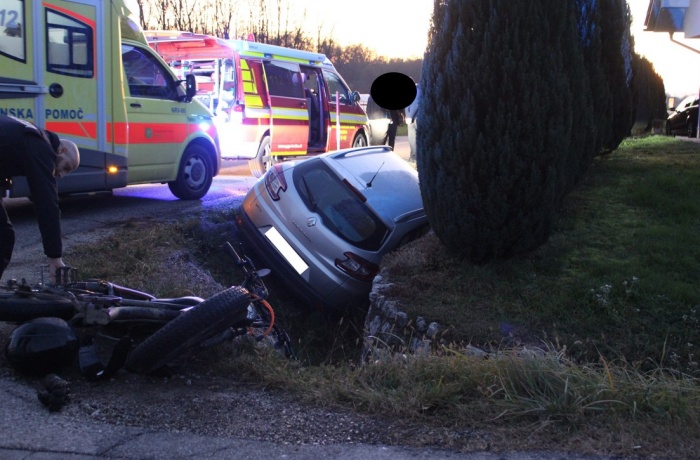 FOTO: Trčila motorist in osebni avto