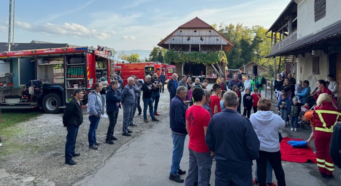 Na dnevu odprtih vrat so prikazali tudi delovanja AED z ekipo šmarješke CZ. (Foto: D. Cvetan)