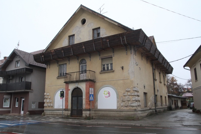 Grmada v središču Trebnjega že dolgo čaka na celovito prenovo. Jo bo vendarle dočakala? (Foto: R. N.)