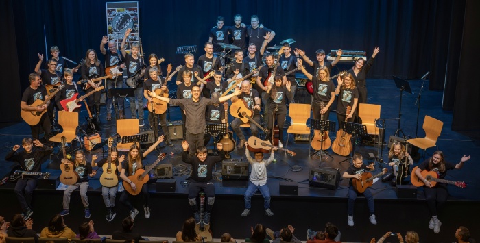 Na oder škocjanskega kulturnega centra je skupaj stopilo kar 37 kitaristov glasbene šole Dream music. (Foto: osebni arhiv)