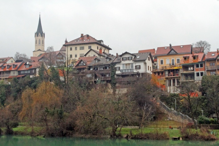 Breg že dolgo ni več tak, kakršnega je slikal Božidar Jakac. Trenutno je na njem kar nekaj vrzeli, ki jih bodo zapolnile novogradnje. (Foto: I. Vidmar)