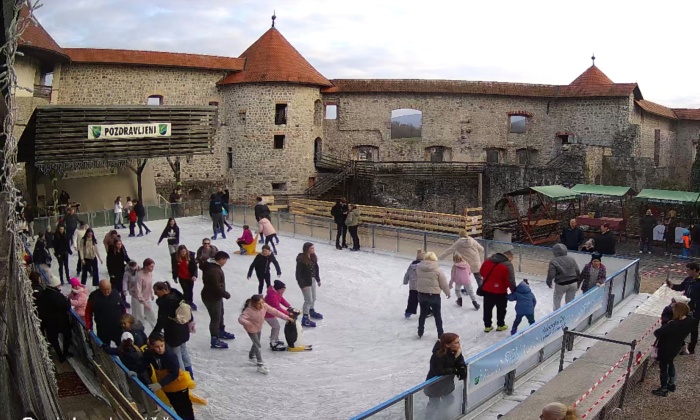 FOTO: Z odprtjem drsališča v praznični december