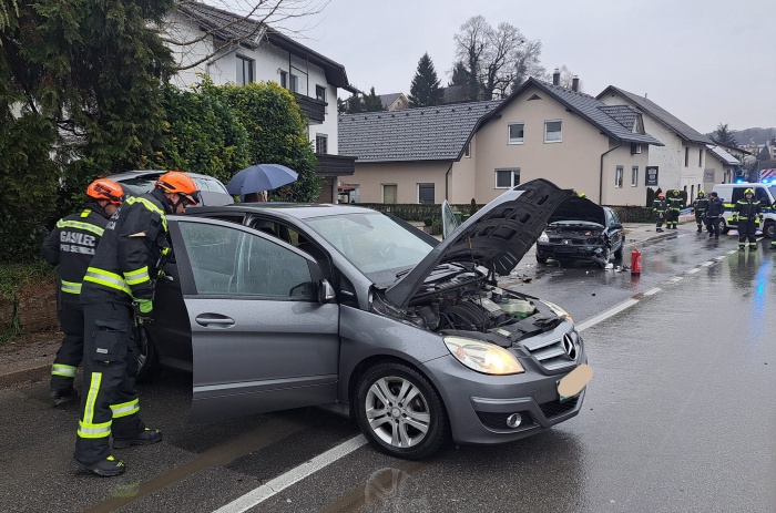 FOTO: Zdrs reševalnega vozila in trk na Šmarski