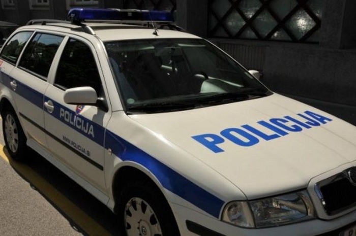 Zaradi pokanja v naselje pridrveli policisti. Sprejem ni bil topel.