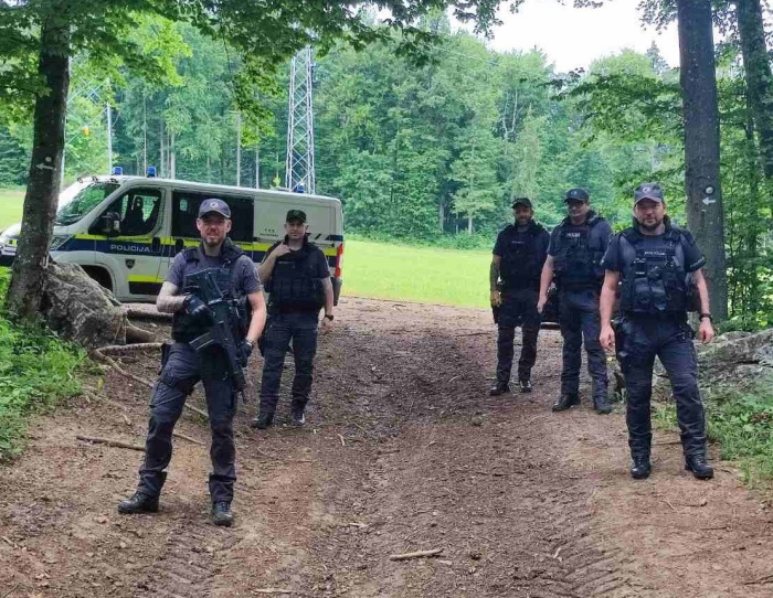 Na božični večer pokalo kot za stavo; streljal tudi otrok